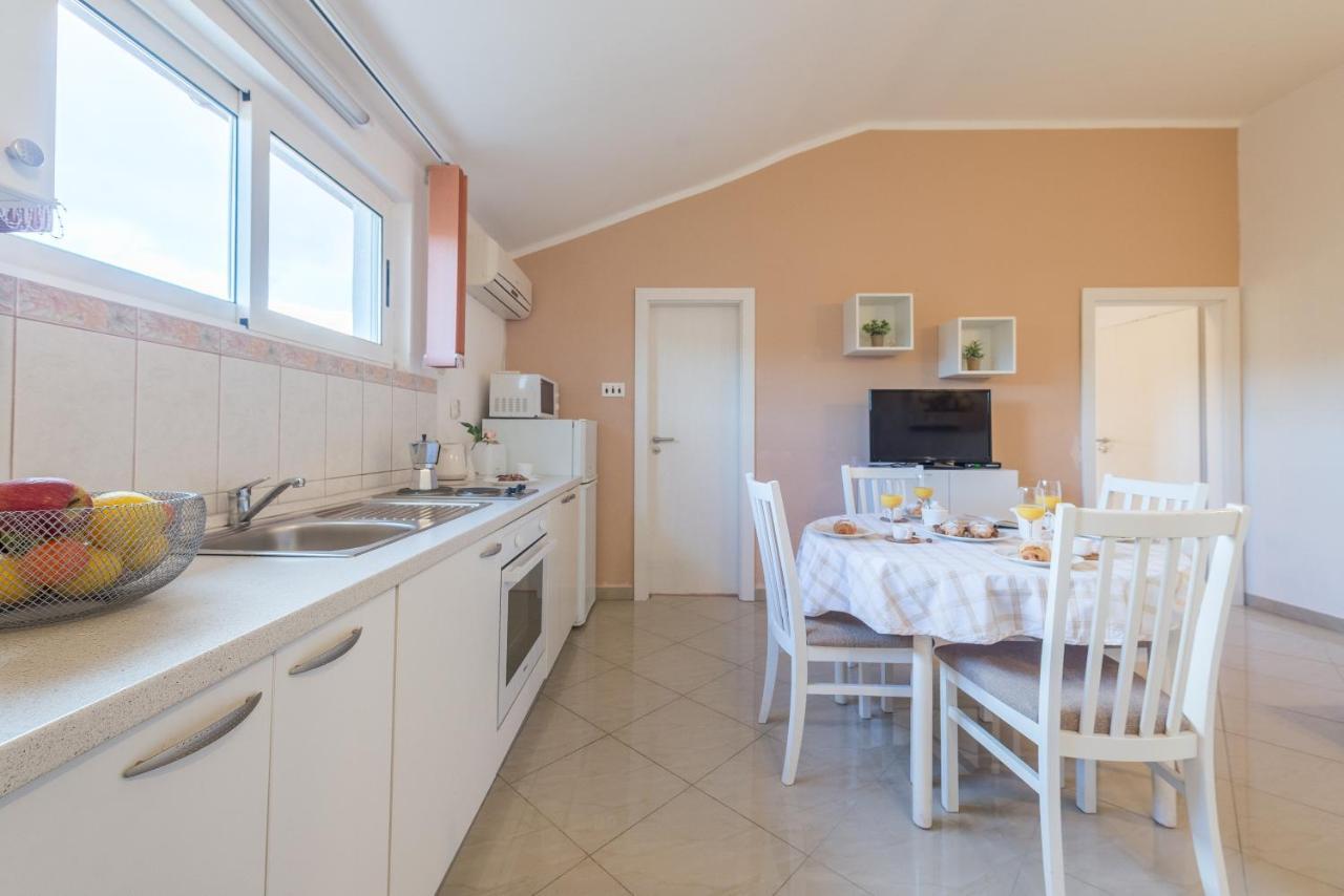 Apartments Maria Kukljica Bagian luar foto