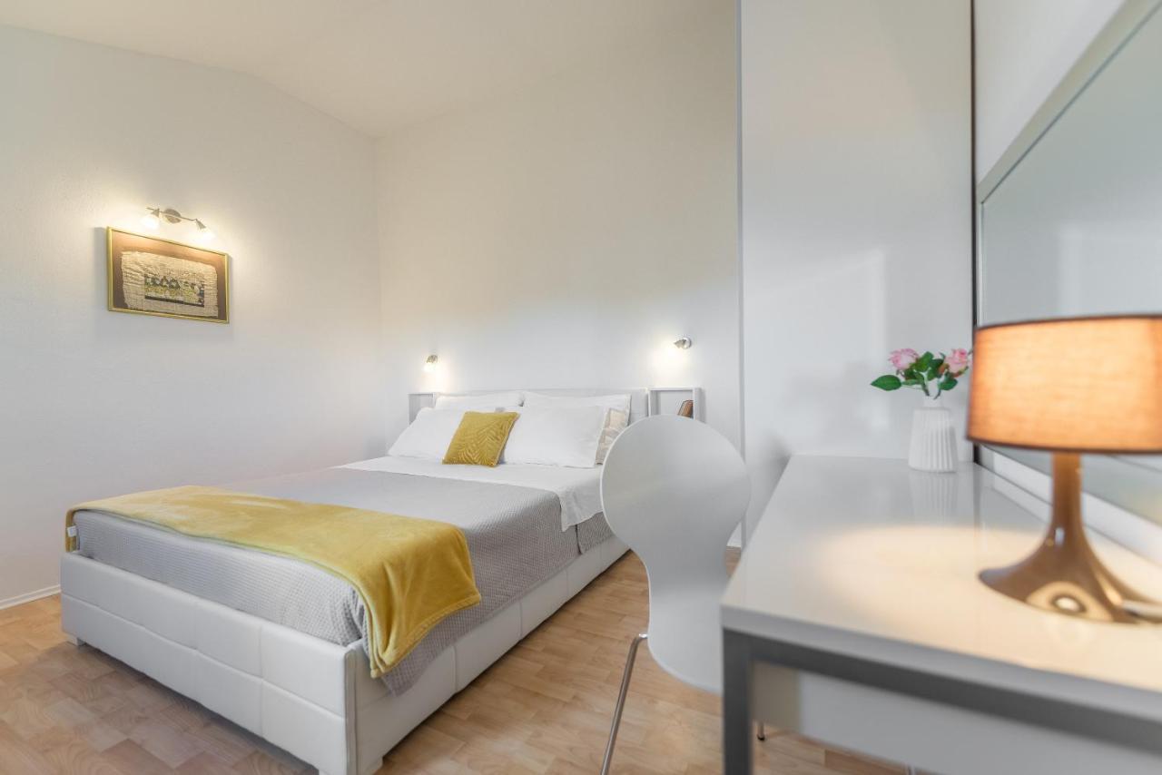 Apartments Maria Kukljica Bagian luar foto