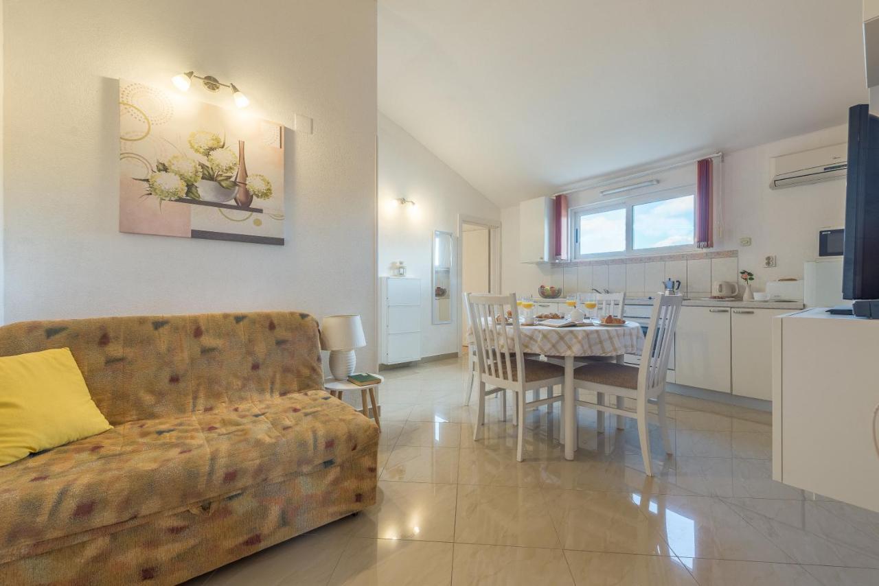 Apartments Maria Kukljica Bagian luar foto